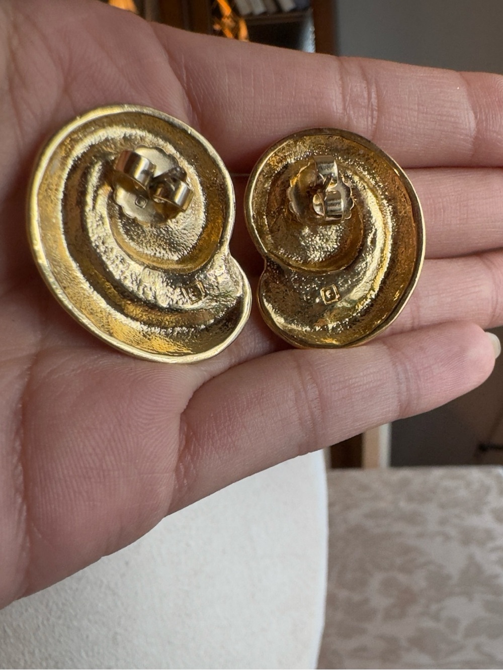 Vintage Avon Island Conch Shell Gold Tone & Peach Enamel Pierced Post Earrings - Picture 8 of 8